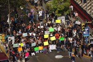 Estudiantes trancan la avenida Rómulo Gallegos (Fotos)