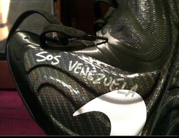 Este jugador de Miami Heat escribió en su zapato “SOS Venezuela”