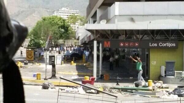 Cerrada estación del metro en Los Cortijos por fuerte tiroteo (Fotos)