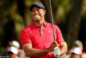 Tiger Woods hace hoyo en uno…en la cabeza de un espectador (Fotos)