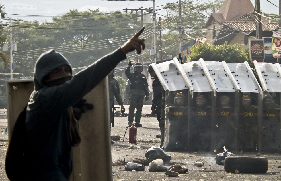 Madrugada de enfrentamientos en San Cristóbal: Siete horas de terror