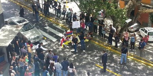 Continúa protesta pacífica frente a Venevisión (Foto)