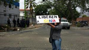 En libertad señora que detuvo Policarabobo durante protesta en El Trigal (Fotos)