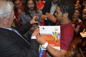Mario Vargas Llosa se postra ante los estudiantes venezolanos