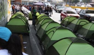 Estudiantes instalaron campamento en Lechería para hacer vigilia en Semana Santa