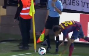 Este jugador del Barcelona se come un plátano lanzado desde la grada (Video)