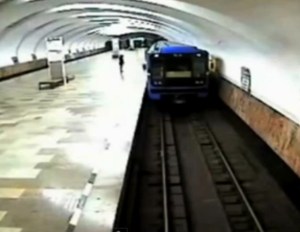 Discutía con su pareja mientras su bebé caía en las vías del metro (Video)