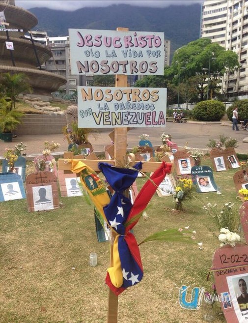 Crucificaron la bandera de Venezuela en Altamira (Foto + mensaje)