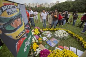 Visitan tumba de Ayrton Senna tras 20 años de su muerte (Fotos)