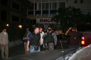 FOTOS: Sebin allana edificio en Altamira y se lleva detenidos