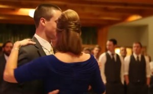 El baile de madre-hijo en las bodas nunca será igual después de esto… (Video)
