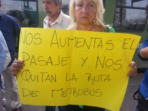 Usuarios exigen restablecer la ruta de Metrobús Bello Monte-Plaza Venezuela (Fotos)