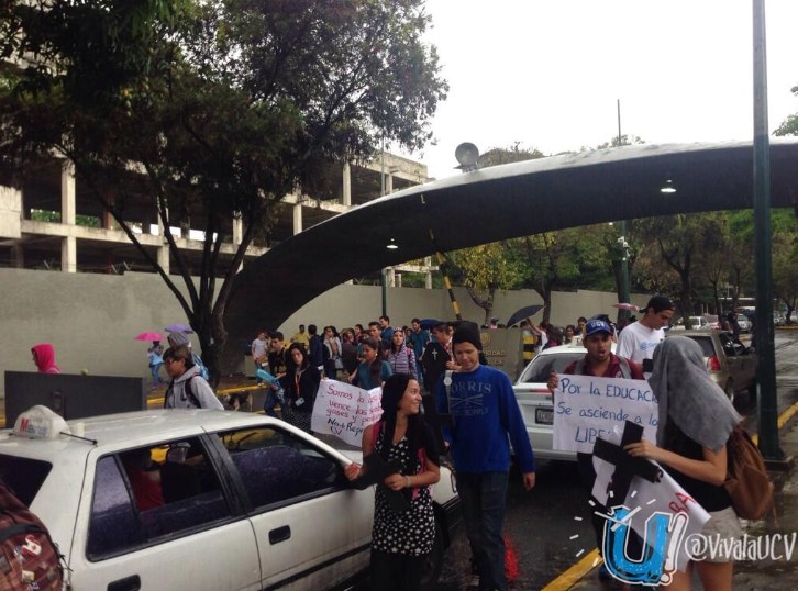 Estudiantes de la UCV rechazan detención a campistas #8M (Fotos)