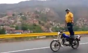 ¡Locura! Viaja de pie en su moto a Guarenas y cree que se la está comiendo… (Video)