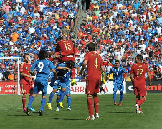 España vence a El Salvador y parte a Mundial Brasil 2014