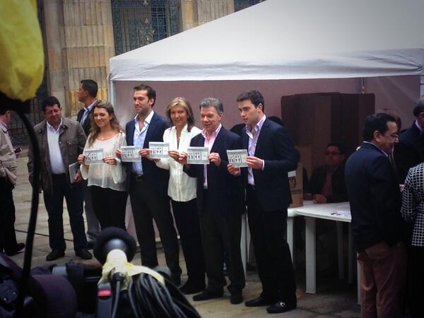 Juan Manuel Santos ejerció su derecho al voto junto a su familia (Fotos)