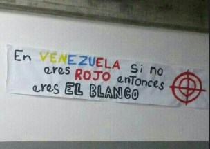 Pancarta en un salón de clases: En Venezuela si no eres el rojo, entonces eres el blanco (Foto)