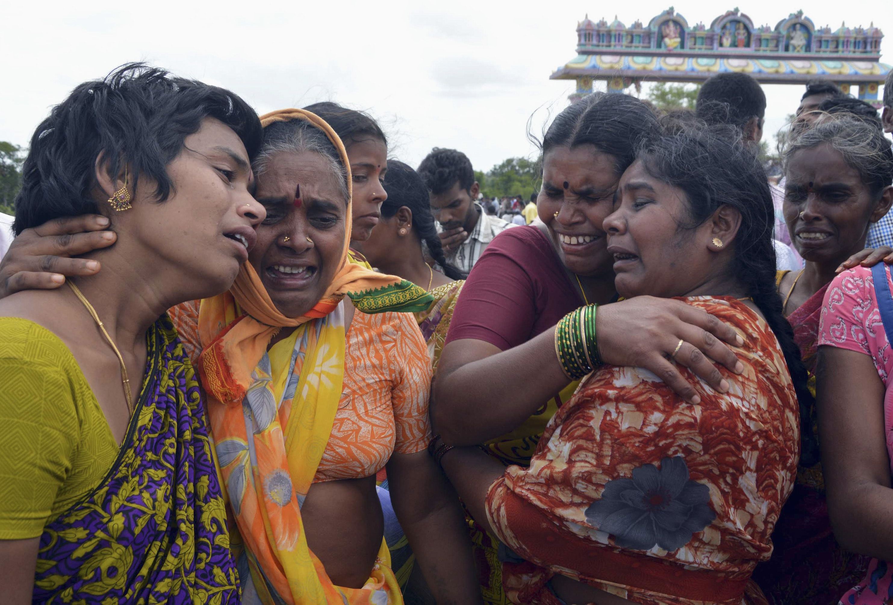 Mueren 18 niños en el choque de un autobús escolar y un tren en la India