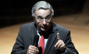 Uribe rectifica sus acusaciones en contra de periodista al que acusó de hacer apología al terrorismo
