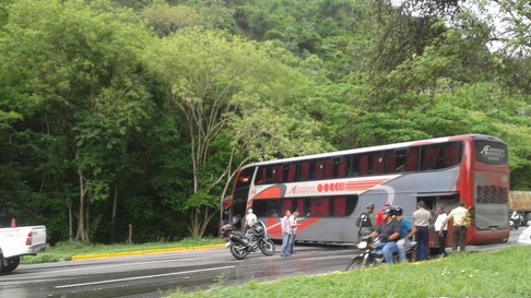 Autobús atravesado en la GMA genera fuerte tráfico (Fotos)