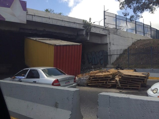 Gandola chocó con un puente en El Rosal y se le cayó la carga (Fotos)