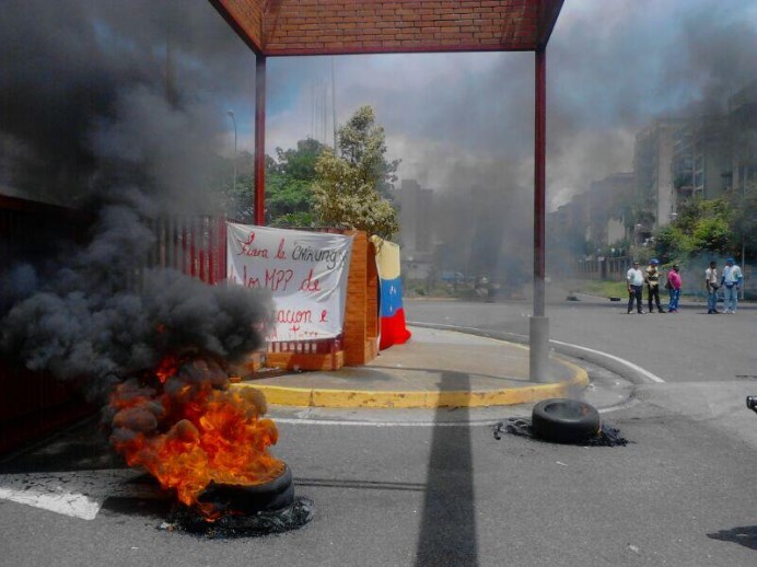 Trabajadores de la CVG colocaron barricadas para exigir contrato colectivo (Fotos)
