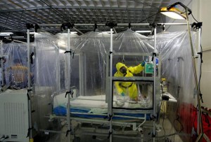 Según la OMS, ébola alcanza casi los dos mil casos