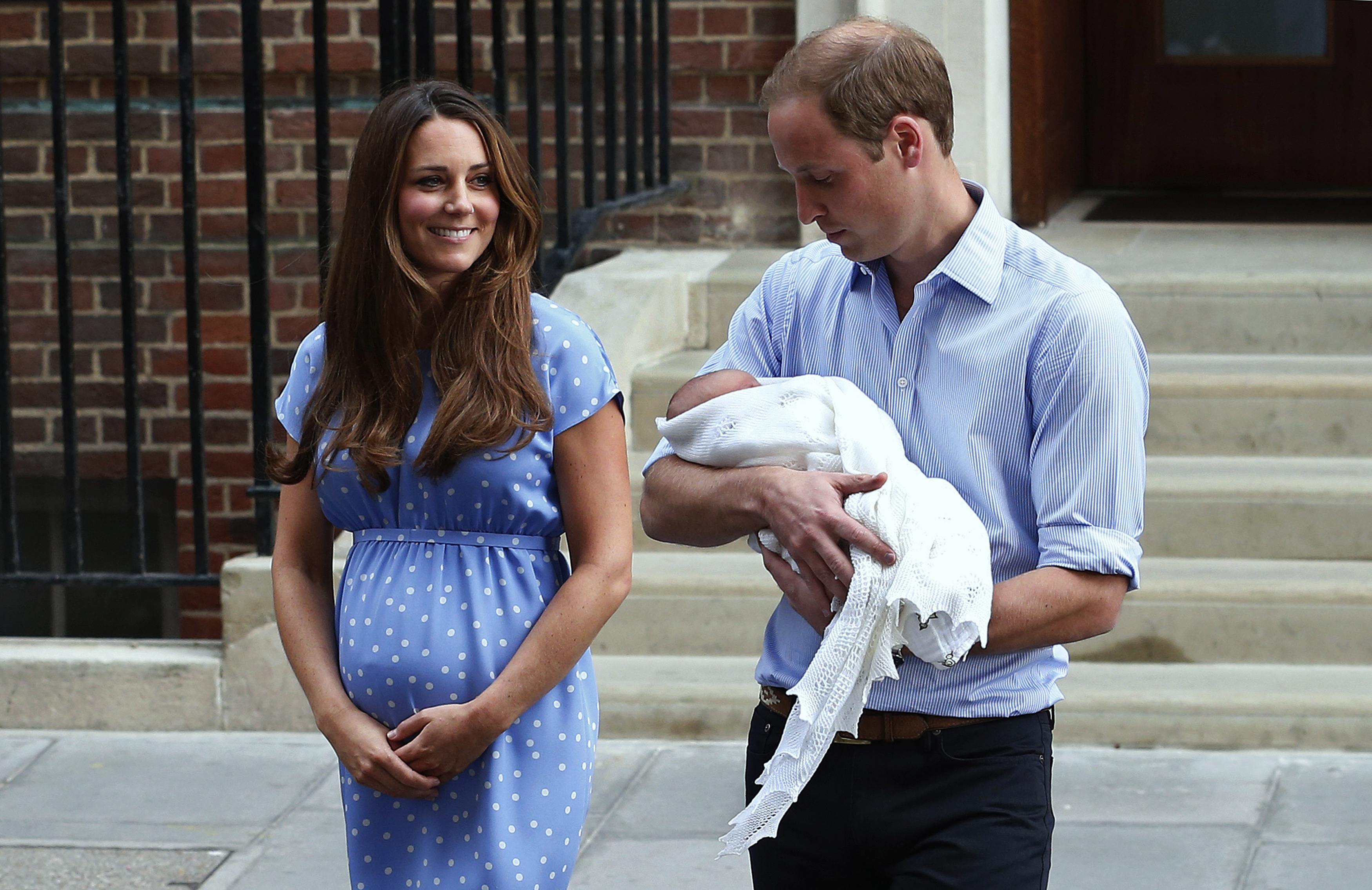 Con alegría, humor y apuestas, los británicos reciben la noticia del embarazo de Kate #RoyalBaby