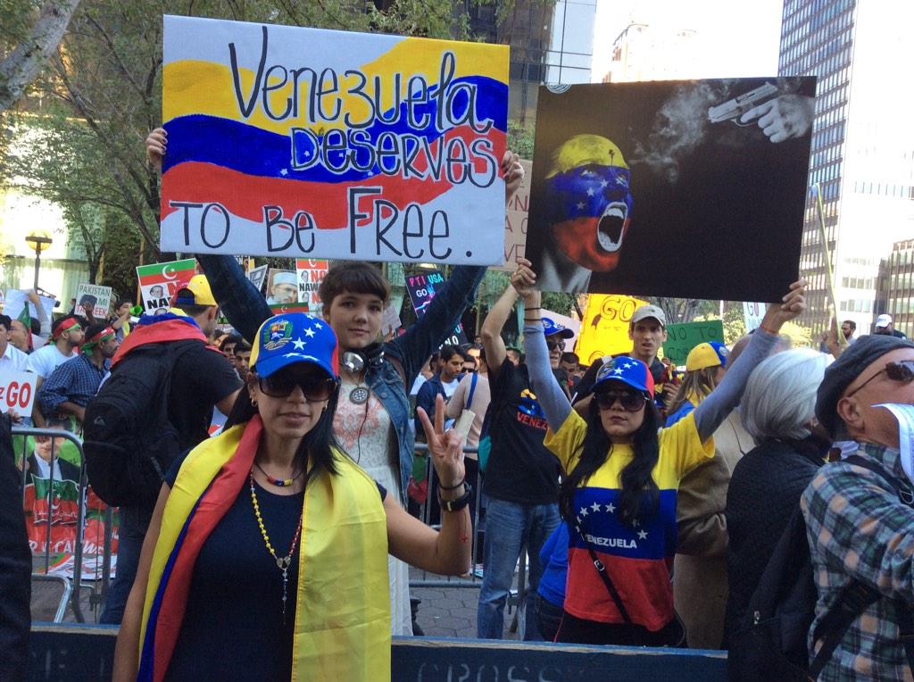 Protesta contra el gobierno venezolano frente a la ONU en Nueva York (Fotos)