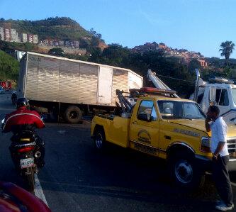 Se volcó camión en Tazón (Fotos)