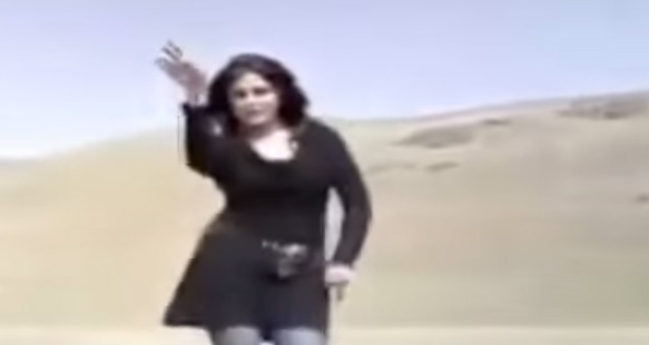 ¡Se quitó el velo! Mujer iraní desafía las leyes islámicas con esta danza (Video)
