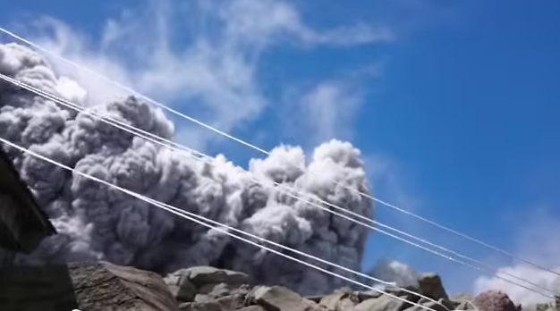 La apocalíptica erupción del volcán Ontake desde el lente de un excursionista