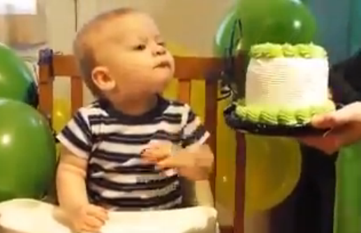 El bebé que dañó su torta de cumpleaños y es tan tierno que nadie lo regaña (Video)