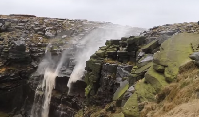 Esta es la cascada donde el agua sube en vez de bajar (Video)