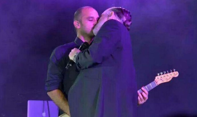 Miguel Bosé besa al guitarrista de su banda durante un concierto (Foto)