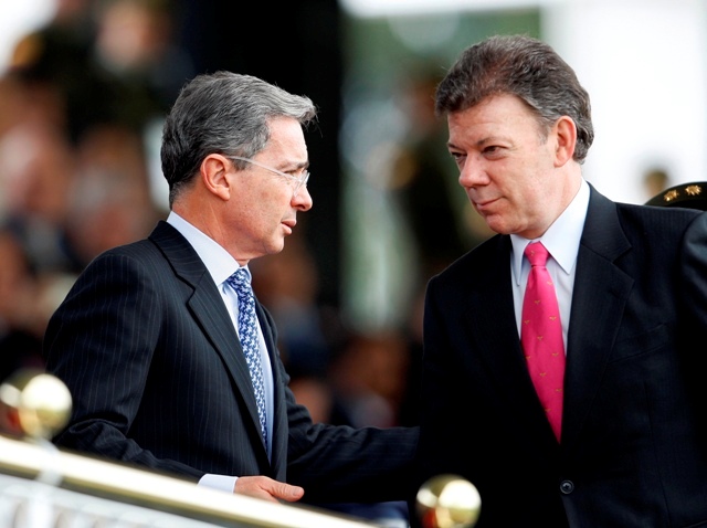 Uribe y Santos aplazan su cita por la paz ante nueva revelación de secretos