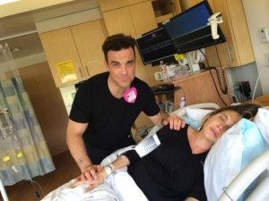 En pleno parto, Robbie Williams entretiene a su esposa