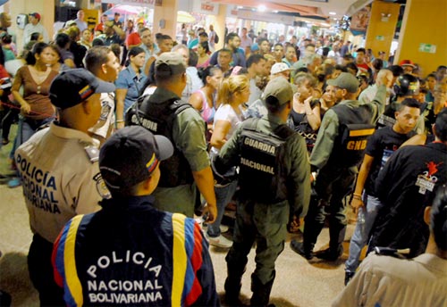 Fiscales y GNB tomaron zapatería en centro comercial de Maracay