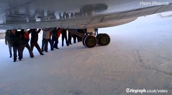 Pasajeros empujan su avión en un aeropuerto para poder despegar (Video)