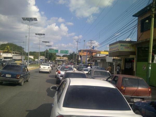 Reportan “largas” colas para echar gasolina en varias estaciones de Maracay