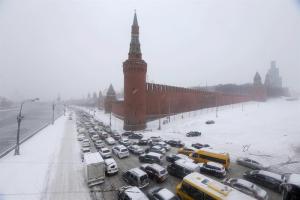 Moscú, colapsada por primera gran nevada del invierno (Fotos)