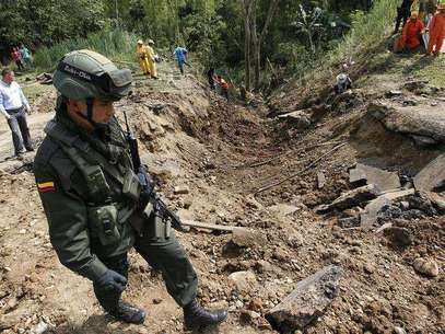 Tres policías y un civil mueren en ataque en carretera del este de Colombia