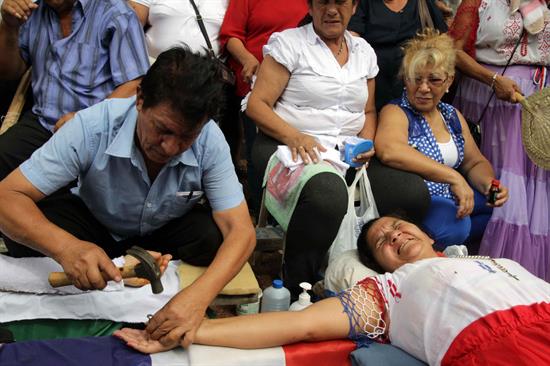 En Paraguay mujer se crucificó ante la embajada de Brasil (Fotos)