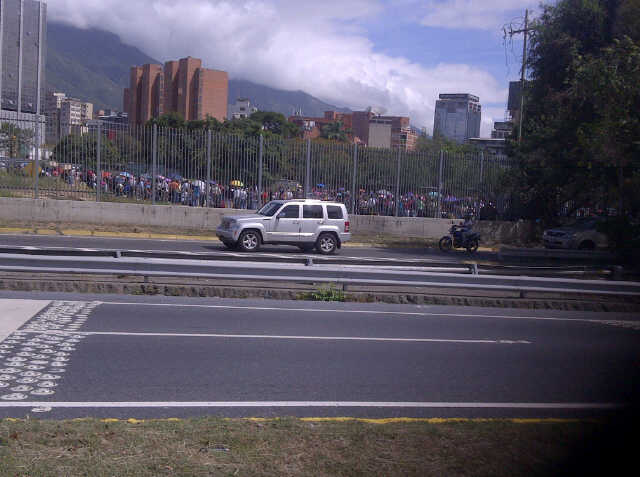 Cola en el Bicentenario de Plaza Venezuela llega hasta la Fajardo (Fotos)