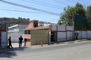 Adolescentes quemaron colchonetas e intentaron fugarse del Sepinami de Los Teques (Video)