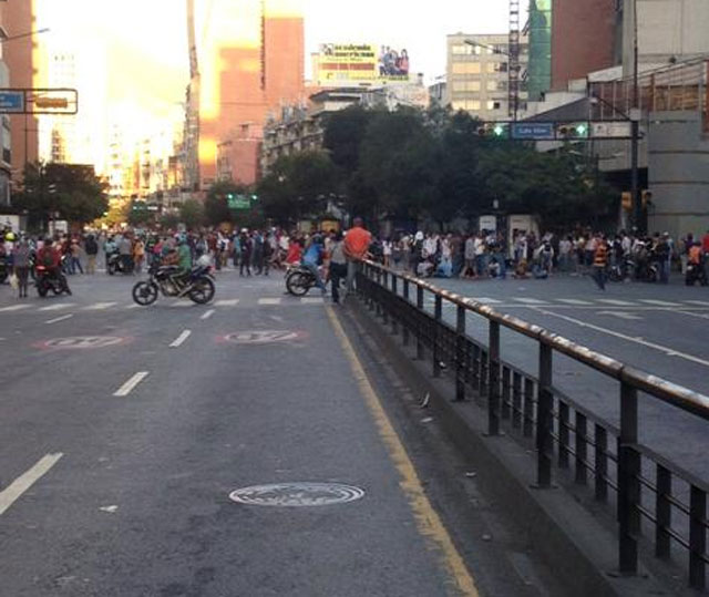 Las avenidas Élice y Francisco de Miranda se encuentran cerradas por manifestación