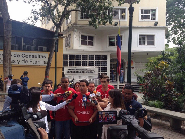 Estudiantes consignan documento en la Defensoría del Pueblo para exigir respeto a los DDHH (Fotos)