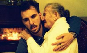 La foto de un joven y su abuela enferma de Alzheimer conmueve a Facebook