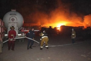 Unare acordonado por bomberos tras explosión en planta de gas