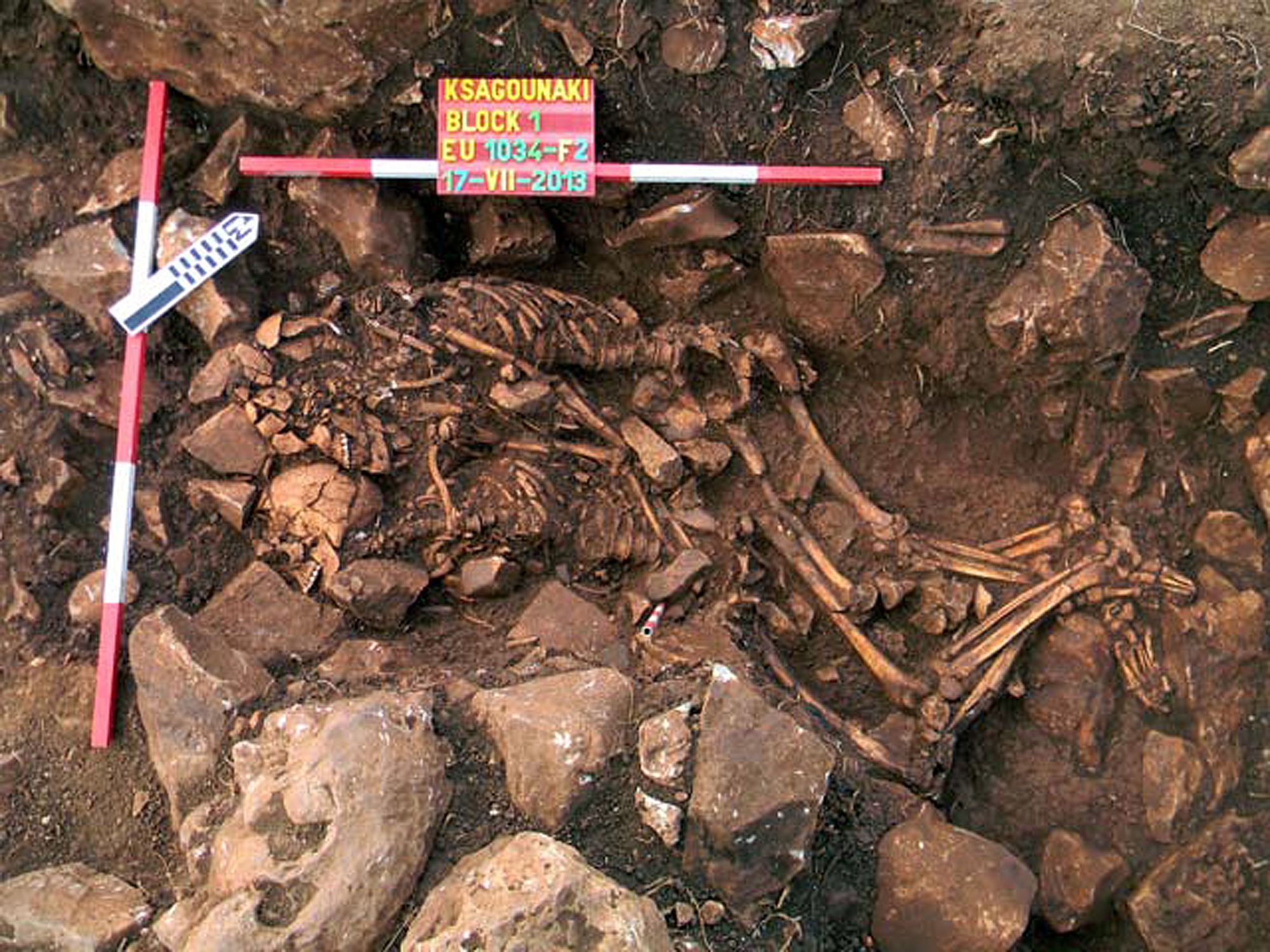 Hallan antiguos esqueletos abrazados en Grecia